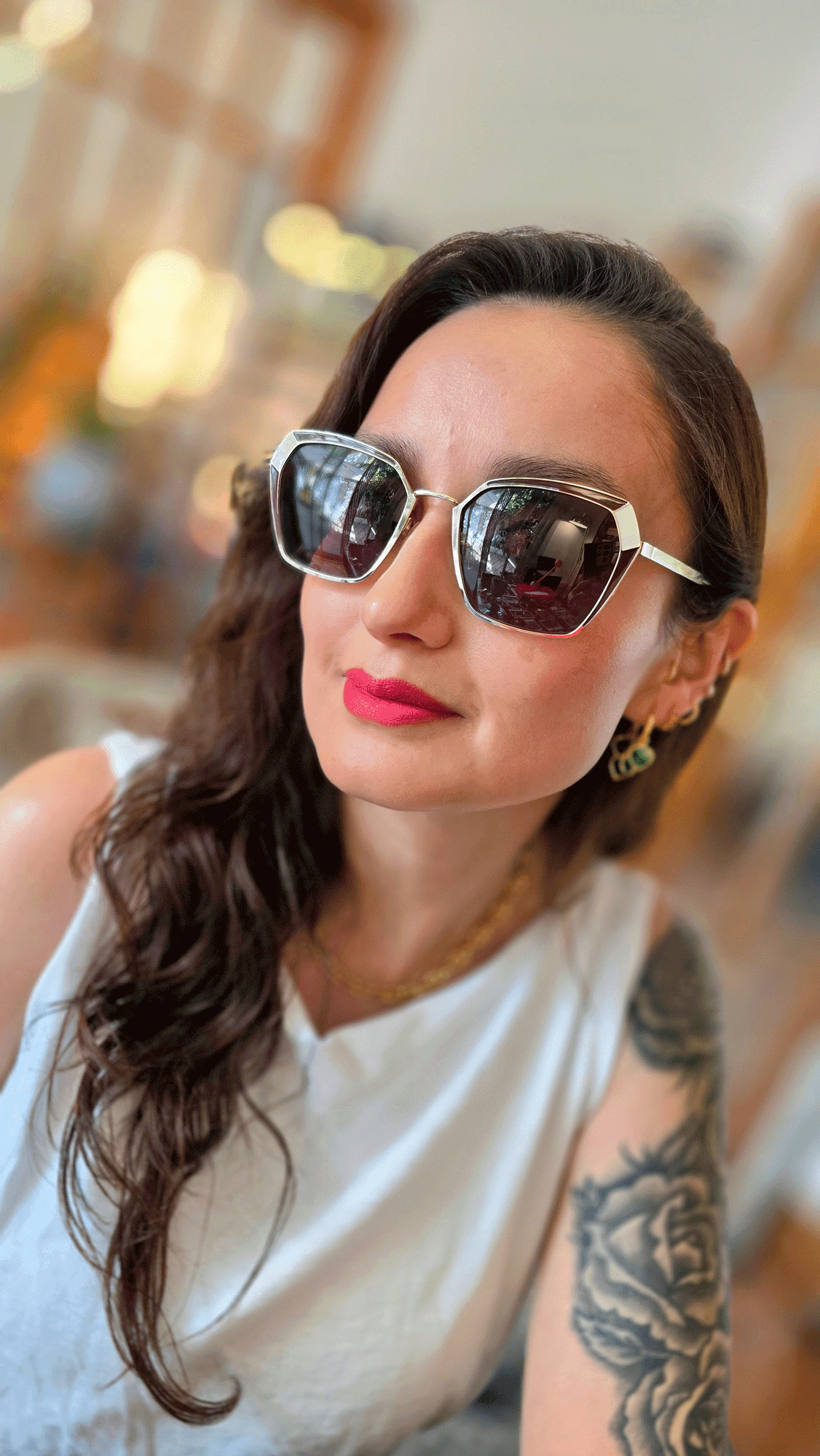Mujer con lentes de diseño