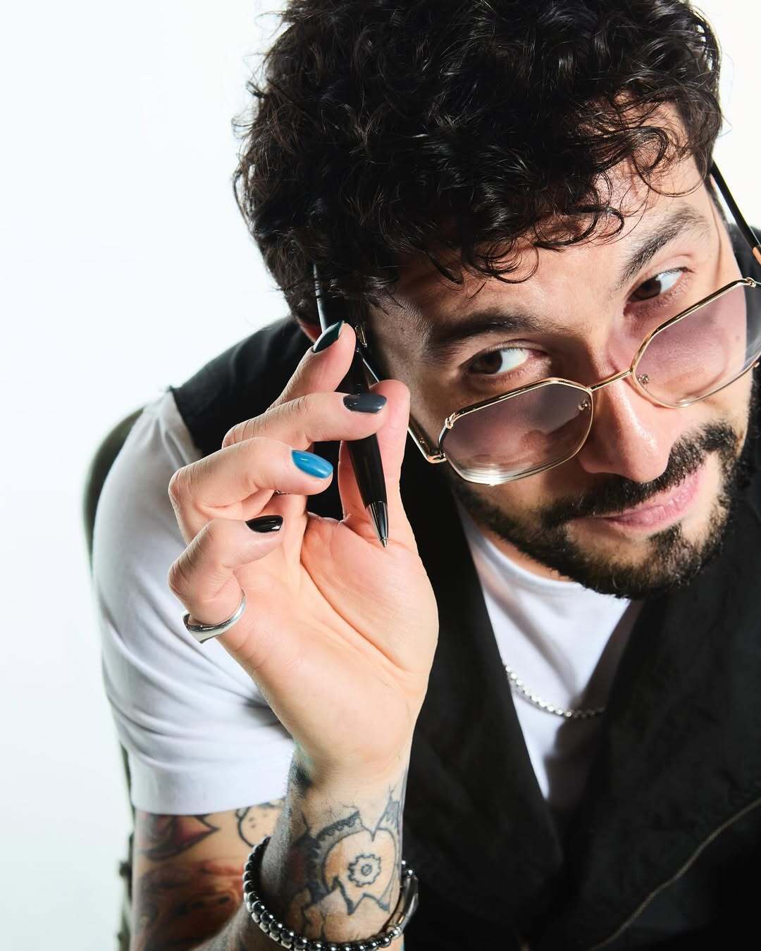 Edo Caroe usando lentes Renovatio
